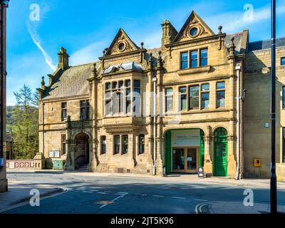 30 avril 2022 : Hebden Bridge, West Yorkshire, Royaume-Uni - Hebden Bridge Town Hall, un bâtiment classé de classe II, datant de 1898. Banque D'Images