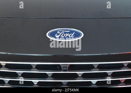 Gdansk, Pologne - 27 août 2022 : logo Ford du nouveau modèle présenté dans la salle d'exposition de Gdansk Banque D'Images