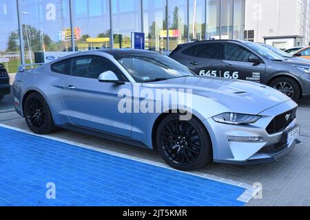 Gdansk, Pologne - 27 août 2022: Nouveau modèle de Ford Mustang présenté dans la salle d'exposition de voiture de Gdansk Banque D'Images