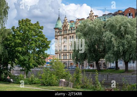 Vue depuis le front de mer de Saltängen sur la rivière Motala et le Siland Strömsholmen vers le bâtiment d'époque de Fleminggatan Banque D'Images