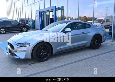 Gdansk, Pologne - 27 août 2022: Nouveau modèle de Ford Mustang présenté dans la salle d'exposition de voiture de Gdansk Banque D'Images