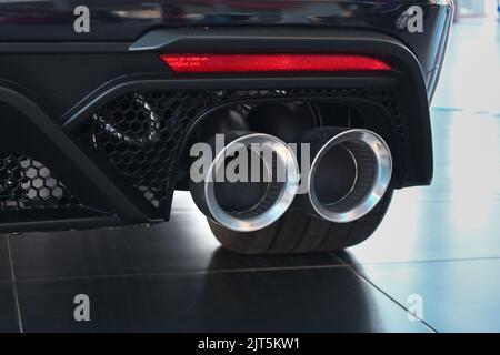 Gdansk, Pologne - 27 août 2022: Les tuyaux d'échappement de la nouvelle Ford Mustang présentés dans la salle d'exposition de la voiture de Gdansk Banque D'Images