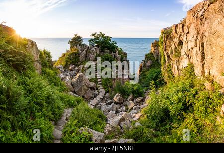 Coucher de soleil sur le Røverborgen sur la côte de la mer baltique, bornholm danemark Banque D'Images