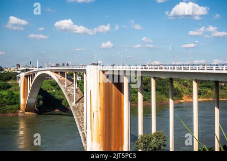 Pont de l'amitié (portugais: Ponte da Amizade) au-dessus de la rivière Parana, reliant Foz do Iguacu, Brésil, à Ciudad del Este au Paraguay. Banque D'Images