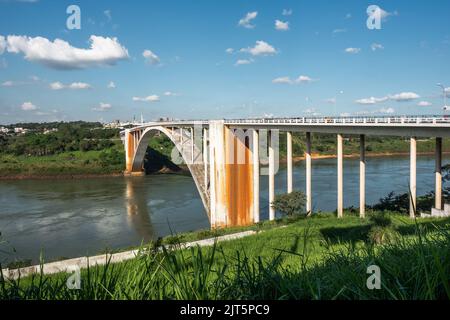 Pont de l'amitié (portugais: Ponte da Amizade) au-dessus de la rivière Parana, reliant Foz do Iguacu, Brésil, à Ciudad del Este au Paraguay. Banque D'Images