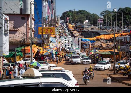 Ciudad del Este, Paraguay - 7 mai 2015: Vue générale de Ciudad del Este, la deuxième plus grande ville du Paraguay, sur la triple frontière avec le Brésil et AR Banque D'Images