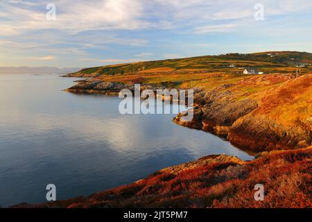 Vue de point Lynas en direction de Snowdonia. Anglesey, pays de Galles du Nord, Royaume-Uni. Banque D'Images