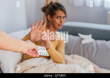 La femme se défend contre la drogue. Pas de médicaments. Le patient refuse d'utiliser le médicament. Mauvais effets secondaires des comprimés. La femme refuse. Traitement incorrect. Anti d Banque D'Images