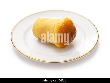 Rum baba ( baba au rhum ), dessert traditionnel français et italien isolé sur fond blanc Banque D'Images