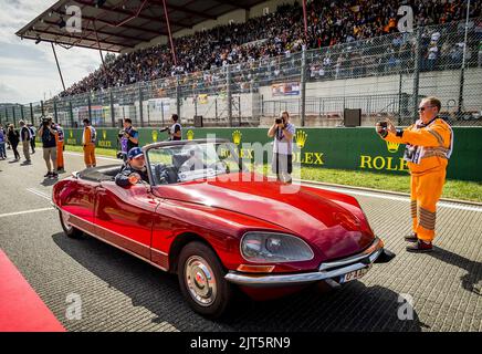 Spa, Belgique. 28th août 2022. SPA - Max Verstappen (course de taureaux rouges) pendant le défilé des pilotes devant le Grand Prix de Belgique F1 sur le circuit Spa-Francorchamps de 29 août 2022 à Spa, Belgique. REMKO DE WAAL crédit: ANP/Alamy Live News crédit: ANP/Alamy Live News Banque D'Images