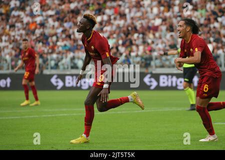 Turin, Italie, le 27th août 2022. Tammy Abraham d'AS Roma célèbre après avoir obtenu le score de 1-1 lors du match de la série A à l'Allianz Stadium de Turin. Le crédit photo devrait se lire: Jonathan Moscrop / Sportimage Banque D'Images