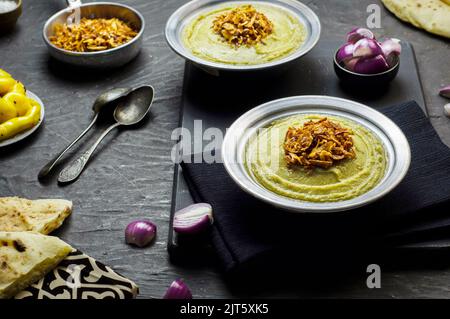 Cuisine arabe, haricots fava égyptiens et trempette aux herbes (Bessara). Il contient des haricots fava, des oignons, de l'ail et des herbes fraîches. Banque D'Images