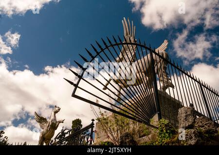 Chevaux ailés grandeur nature dans le jardin italien de Powerscourt à Enniskerry, Irlande. Banque D'Images