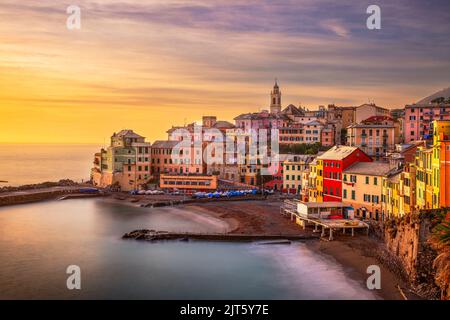 Plage de Maa à Bogliasco, Gênes, Italie, vue sur la mer Méditerranée au coucher du soleil. Banque D'Images