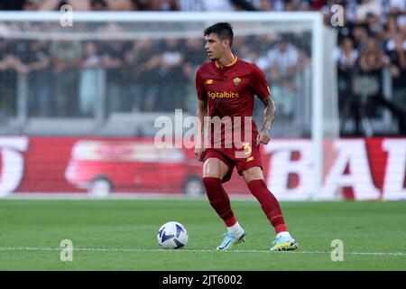 Roger Ibanez d'AS Roma contrôle le ballon pendant la série Un match entre Juventus FC et comme Roma au stade Allianz sur 27 août 2022 à Turin, Italie . Banque D'Images