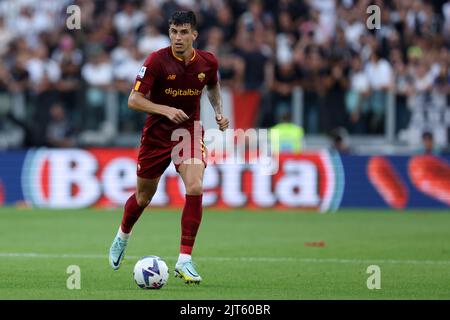 Roger Ibanez d'AS Roma contrôle le ballon pendant la série Un match entre Juventus FC et comme Roma au stade Allianz sur 27 août 2022 à Turin, Italie . Banque D'Images