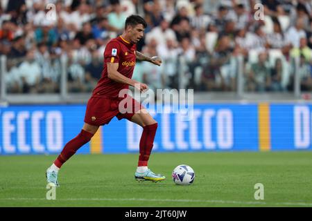 Roger Ibanez d'AS Roma contrôle le ballon pendant la série Un match entre Juventus FC et comme Roma au stade Allianz sur 27 août 2022 à Turin, Italie . Banque D'Images