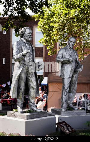 Le parti communiste MLPD (Parti marxiste-léniniste d'Allemagne) a dévoilé une statue du théoricien social Karl Marx (1818-1883) sur 27 août 2022 (proth Left). La statue de 2,11 mètres en fonte d'aluminium se trouve juste à côté du monument Lénine (à droite), que le parti a érigé devant son quartier général à Gelsenkirchen en 2020. Gelsenkirchen, Allemagne, 28 août 2022 Banque D'Images