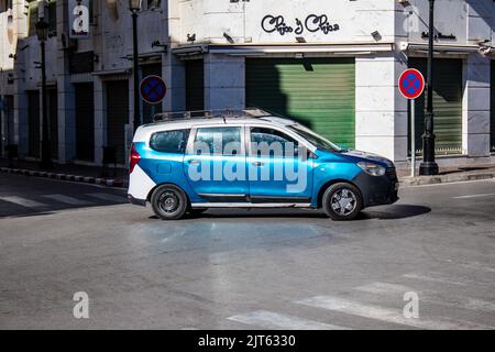 Tétouan, Maroc - 17 août 2022 taxi conduire dans les rues de Tétouan pendant l'épidémie de coronavirus frappant le Maroc, portant un masque est sanctionné Banque D'Images