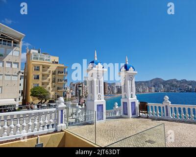 La vue de Playa de Levante depuis Placa del Castell, la vieille ville de Benidorm, Espagne Banque D'Images