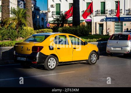 Tétouan, Maroc - 17 août 2022 taxi conduire dans les rues de Tétouan pendant l'épidémie de coronavirus frappant le Maroc, portant un masque est sanctionné Banque D'Images