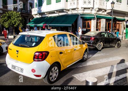 Tétouan, Maroc - 17 août 2022 taxi conduire dans les rues de Tétouan pendant l'épidémie de coronavirus frappant le Maroc, portant un masque est sanctionné Banque D'Images