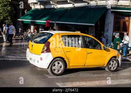 Tétouan, Maroc - 17 août 2022 taxi conduire dans les rues de Tétouan pendant l'épidémie de coronavirus frappant le Maroc, portant un masque est sanctionné Banque D'Images