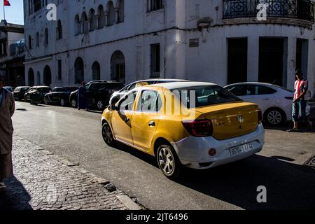 Tétouan, Maroc - 17 août 2022 taxi conduire dans les rues de Tétouan pendant l'épidémie de coronavirus frappant le Maroc, portant un masque est sanctionné Banque D'Images