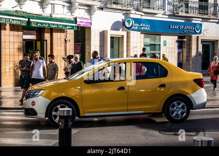 Tétouan, Maroc - 17 août 2022 taxi conduire dans les rues de Tétouan pendant l'épidémie de coronavirus frappant le Maroc, portant un masque est sanctionné Banque D'Images