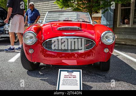 Highlands, Caroline du Nord - 11 juin 2022 : vue de face basse d'un coupé cabriolet Austin Healey 3000 Mk1 BN7 1960 lors d'un salon automobile local. Banque D'Images