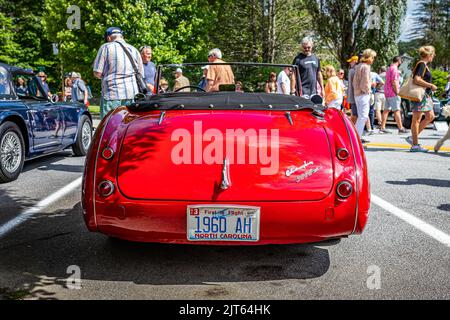 Highlands, NC - 11 juin 2022 : vue arrière à faible perspective d'un coupé cabriolet Austin Healey 3000 Mk1 BN7 1960 lors d'un salon automobile local. Banque D'Images