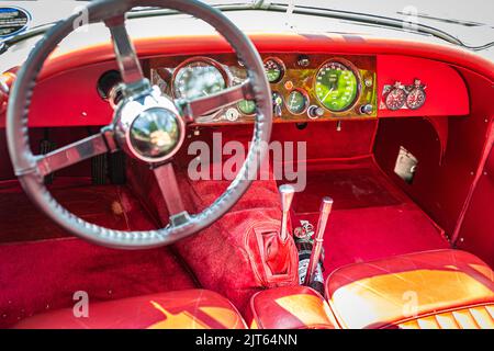 Highlands, Caroline du Nord - 11 juin 2022 : vue détaillée de l'intérieur d'un roadster Jaguar XK120 1954 à deux places ouvert lors d'un salon automobile local. Banque D'Images