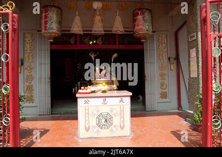 Temple bouddhiste, petite Inde, Singapour. Entrée, encens, offrandes, statues Banque D'Images