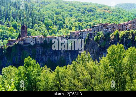 Vue sur le rocher qui soutient le village médiéval de Castellfollit de la Roca en Catalogne, Espagne à l'aube. Banque D'Images