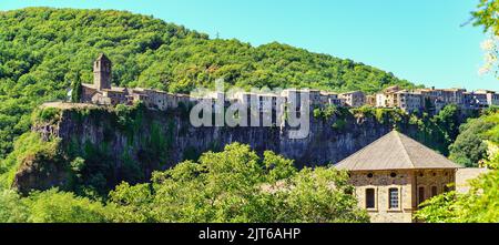 Vue panoramique sur la falaise qui soutient le village médiéval de Castellfollit de la Roca, Gérone, Espagne. Banque D'Images