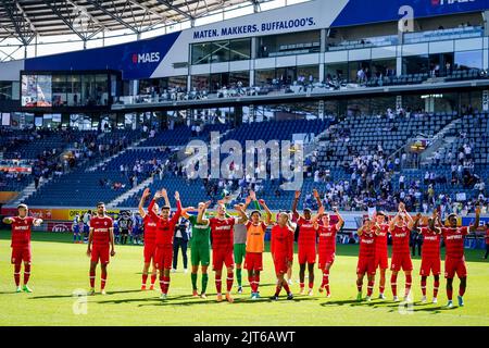 GAND, BELGIQUE - AOÛT 28 : Gaston Avila du FC Royal Antwerp, Dinis Almeida du FC Royal Antwerp, Ritchie de Laet du FC Royal Antwerp, Jelle bataille du FC Royal Antwerp, Jean Butez du FC Royal Antwerp, Toby Alderweireld du FC Royal Antwerp, Anthony Valencia du FC Royal Antwerp, Radja Nainggolan du FC Royal Anvers, Pieter Gerkens du FC Royal Anvers, Koji Miyoshi du FC Royal Anvers, Jurgen Ekkelenkamp du FC Royal Anvers, Samuel Vines du FC Royal Antwerp et Christopher Scott du FC Royal Antwerp célèbrent leur victoire avec leurs supporters lors du match Jupiler Pro League entre KAA Gen Banque D'Images