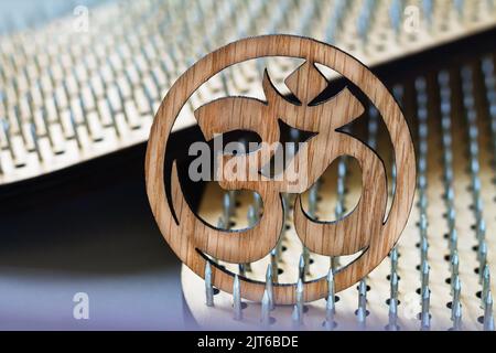 Tableau SADHU pour se tenir sur des clous avec symbole OM en bois. Pratique de yoga et de méditation Banque D'Images