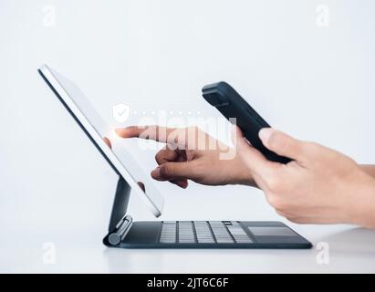 Authentification en deux étapes ou concept 2FA. Icône de bouclier de sécurité virtuel lors de l'accès au téléphone avec ordinateur pour valider le mot de passe, la vérification d'identité, Banque D'Images