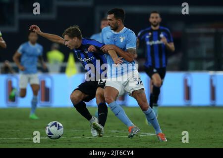 Nicolo Barella (Inter) et Danilo Cataldi (Latium) se disputent le ballon lors de la série Un match entre SS Lazio vs FC Internazionale Milano au Stadio Olimpico sur 26 août 2022 à Rome, Italie. (Photo de Giuseppe Fama/Pacific Press/Sipa USA) Banque D'Images