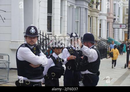 Notting Hill, Londres, Royaume-Uni. 28th août 2022. Les Londoniens et les touristes apprécient la deuxième journée du Carnaval de Notting Hill. Les participants déguisent des costumes colorés célébrant l'événement de cette année. Credit: Uwe Deffner/Alay Live News Banque D'Images