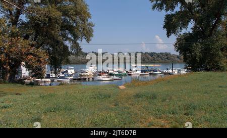 Des bateaux amarrés dans une marina sur le Danube Banque D'Images