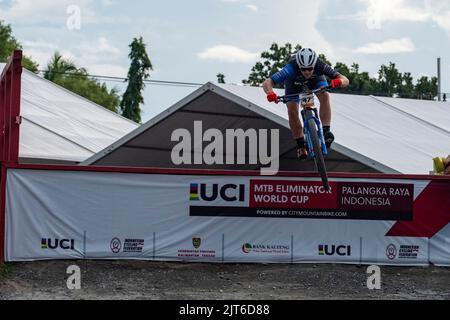 Palangka Raya, Indonésie. 28th août 2022. Quentin Schrotzenberger de France est en compétition dans la catégorie hommes élite lors de la coupe du monde UCI Mountain Bike (MTB) Eliminator série 2022 8 à Palangka Raya, dans le Kalimantan central, Indonésie, le 28 août 2022. Credit: Deny Krisbiantoro/Xinhua/Alay Live News Banque D'Images