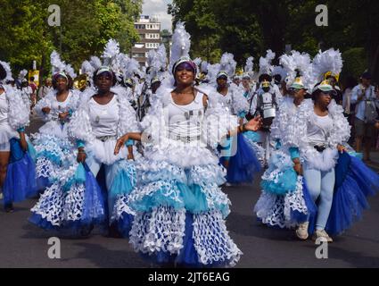 28 août 2022, Londres, Angleterre, Royaume-Uni: Les danseurs et les musiciens ont ouvert le jour d'ouverture alors que le carnaval de Notting Hill revient après une absence de deux ans. Le carnaval annuel célèbre la culture des Caraïbes et attire plus d'un million de visiteurs. (Image de crédit : © Vuk Valcic/ZUMA Press Wire) Banque D'Images