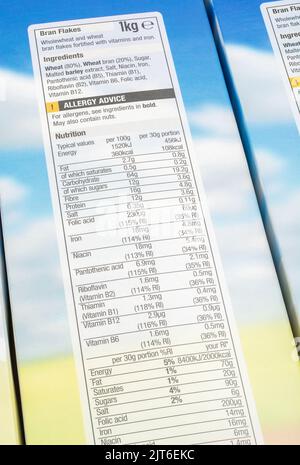 Gros plan sur l'étiquetage des ingrédients alimentaires / de la nutrition / des allergènes sur les flocons de son propres étiquettes de Morrisons. Pour l'alimentation, la nutrition, etc Banque D'Images