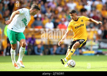 Wolverhampton Wanderers' Nunes Matheus Luiz (à droite) en action pendant le match de la Premier League au stade Molineux, Wolverhampton. Date de la photo: Dimanche 28 août 2022. Banque D'Images