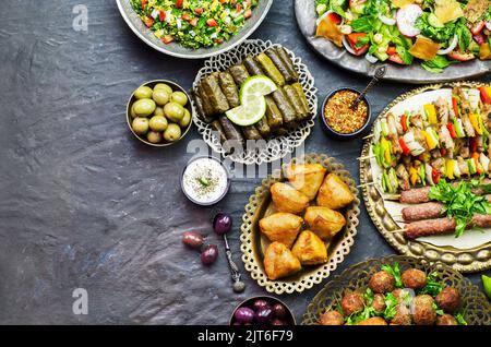 Cuisine arabe; plats traditionnels du Moyen-Orient. Vue de dessus avec gros plan. Concept alimentaire halal. Banque D'Images