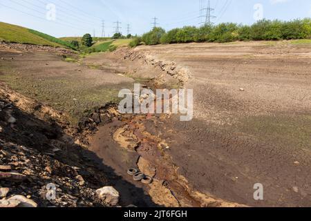 Ripponden,West Yorkshire, UK, 28th août 2022 UK Weather Baitings Dam est à son plus bas niveau dans la mémoire récente. Le réservoir d'eau du Yorkshire près de Ripponden est si sec que l'ancien pont à cheval a été exposé - submergé depuis que le réservoir a été inondé en 1950s - et le lit de ce qui était autrefois un lac ressemble maintenant à un paysage désertique. Baitings est devenu une attraction touristique ces dernières semaines, car les niveaux d'eau nationaux dans les réservoirs ont chuté à leur niveau le plus bas depuis 1995. Crédit : Windmill Images/Alamy Live News Banque D'Images