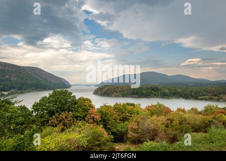 West point, NY - Etats-Unis - 26 août 2022 : vue sur le paysage de l'artillerie capturée de la bataille de Saratoga à Trophy point. Banque D'Images