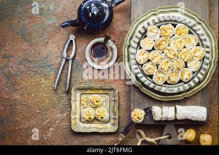 Des variétés de bonbons et de bonbons traditionnels pour célébrer « l'anniversaire du prophète Mahomet ». Vue de dessus avec espace de copie. Banque D'Images