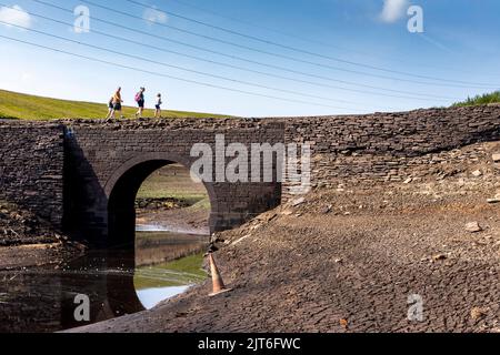 Ripponden,West Yorkshire, UK, 28th août 2022 UK Weather Baitings Dam est à son plus bas niveau dans la mémoire récente. Le réservoir d'eau du Yorkshire près de Ripponden est si sec que l'ancien pont à cheval a été exposé - submergé depuis que le réservoir a été inondé en 1950s - et le lit de ce qui était autrefois un lac ressemble maintenant à un paysage désertique. Baitings est devenu une attraction touristique ces dernières semaines, car les niveaux d'eau nationaux dans les réservoirs ont chuté à leur niveau le plus bas depuis 1995. Crédit : Windmill Images/Alamy Live News Banque D'Images